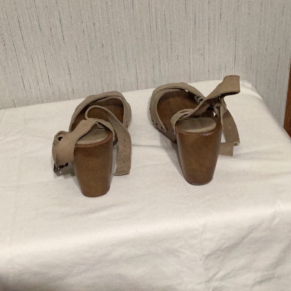 Kaki fifth avenue women’s heels.